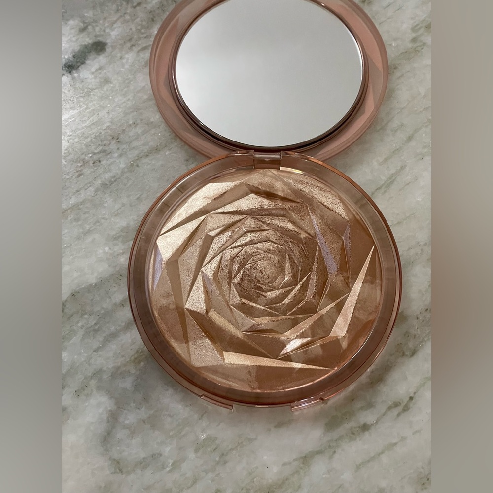 🥇HUDA BEAUTY N.Y.M.P.H. Highlighter, FLORA 
Very Rare!! Made in Italy